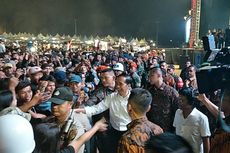 Turun dari Panggung, Jokowi Salami Penonton Konser Musik Untuk Republik
