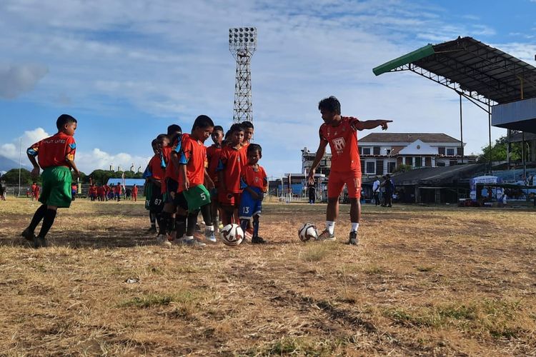 Pemain Malut United, Ilham Udin, terlibat dalam klinik kepelatihan untuk anak-anak Sekolah Sepak Bola (SSB) di Gelora Kie Raha pada Minggu (13/8/2023) sore.