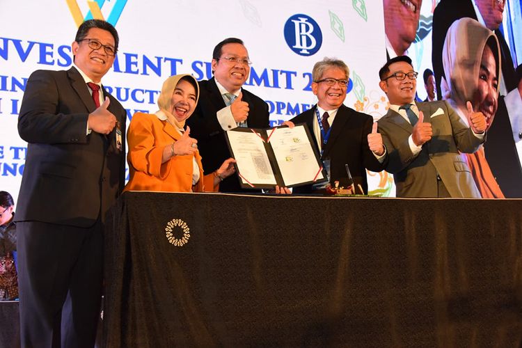 Gubernur Jawa Barat, Ridwan Kamil bersama para tamu undangan saat berfoto dalam acara West Java Investment Summit (WJIS) di Bandung, Jumat (18/10/2019).