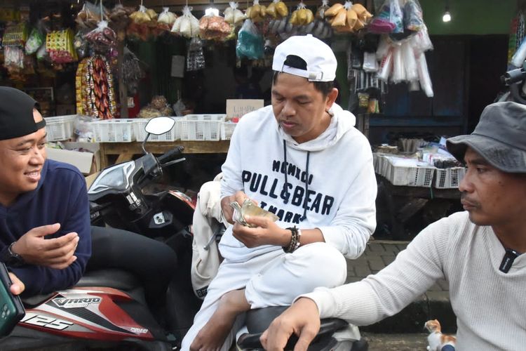 Anggota DPR RI Dedi Mulyadi menghitung uang hasil kerja jadi juru parkir di Pasar Rebo, Purwakarta, Jumat (15/4/2022).