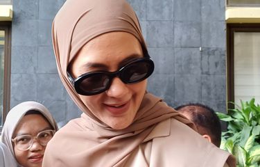 Model Paula Verhoeven usai mengadu di Komnas Perempuan, di Menteng, Jakarta Pusat, Rabu (30/4/2025).