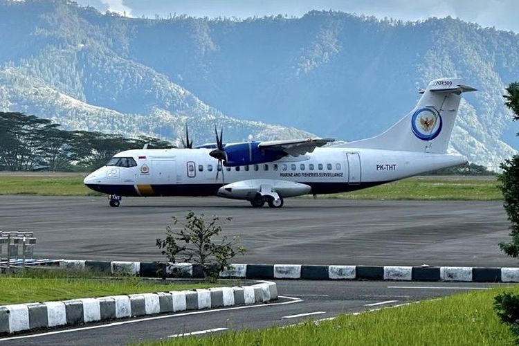 Pesawat ATR42-500 milik Indonesia Air Transport  saat mendarat di Bandar Udara Rembele pada 5 Desember 2025 lalu.