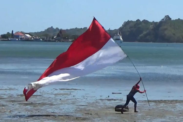 Semangati Pelaku UMKM Spiderman Berlari Kibarkan Bendera Raksasa