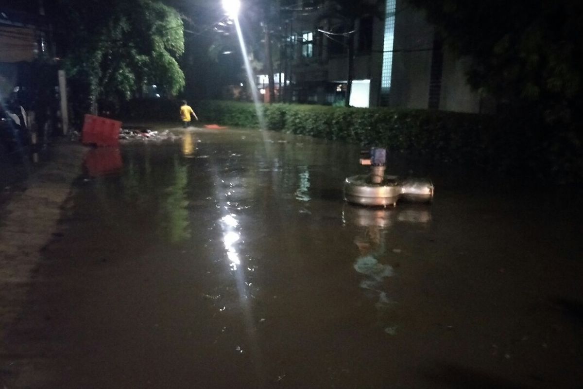 Banjir terjadi di Jalan Kemang Raya, Bangka, Mampang Prapatan, Jakarta Selatan, pada Senin (20/12/2021).