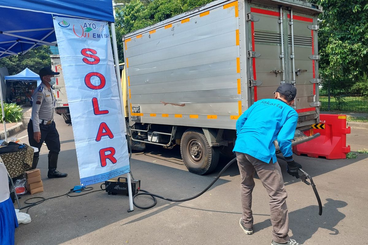 Sebanyak 355 kendaraan berbahan bakar solar mengikuti layanan uji emisi gratis di Kawasan CNI Kembangan, Selasa (5/7/2022).