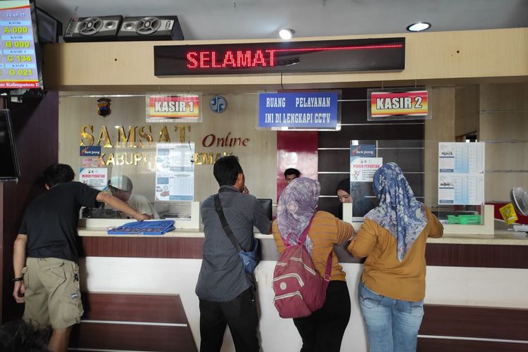 Beberapa warga mengurus pajak kendaraan bermotor di Samsat Demak pada Rabu (9/4/2025). 