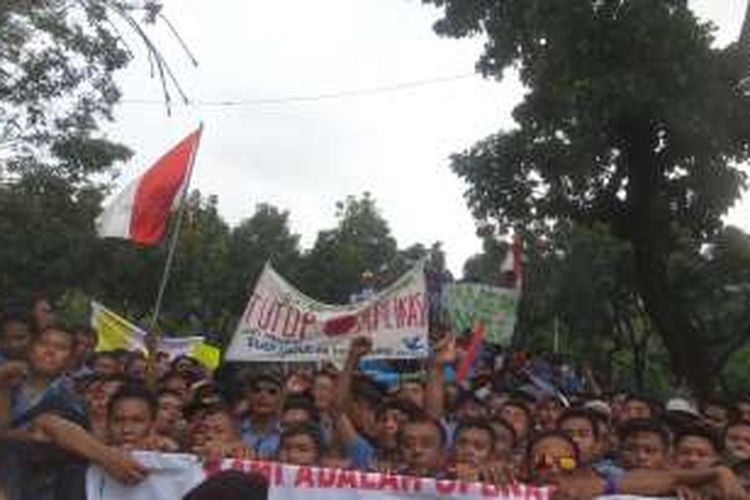 Unjuk rasa yang dilakukan ribuan sopir angkutan, mayoritas sopir taksi, di Balai Kota DKI Jakarta, Senin (14/3/2016). Mereka menuntut agar pemerintah menertibkan angkutan pelat hitam yang difasilitasi perusahaan penyedia aplikasi.