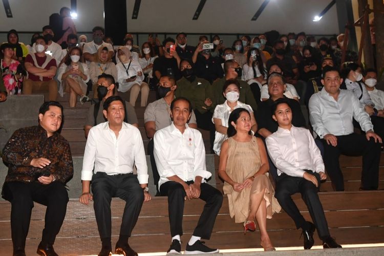 Presiden Joko Widodo, Presiden Filipina Ferdinand Marcos Jr, Ibu Negara Filipina Marie Louise Araneta Marcos dan Menteri BUMN Erick Thohir saat menyaksikan live music di Sarinah, Thamrin, Jakarta Pusat, Senin (5/9/2022) malam.