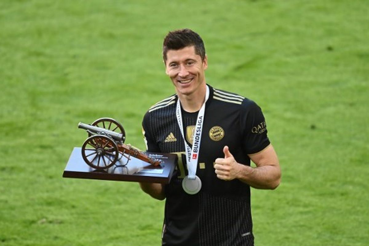 Penyerang Bayern Muenchen, Robert Lewandowski, menjadi pencetak gol terbanyak pada Bundesliga musim 2020-2021.