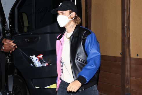 Justin Bieber Bergaya Tahun 70-an dengan Jaket Trim Bulu