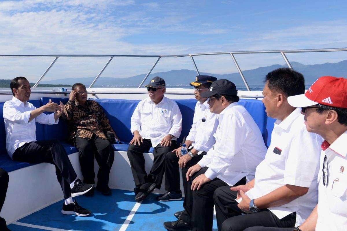 Presiden Joko Widodo dalam rangkaian kunjungan kerja ke Provinsi Sulawesi Utara, menjunjungi Taman Nasional Bunaken yang dikenal memiliki keindahan bawah laut dan kaya akan keanekaragaman hayati.