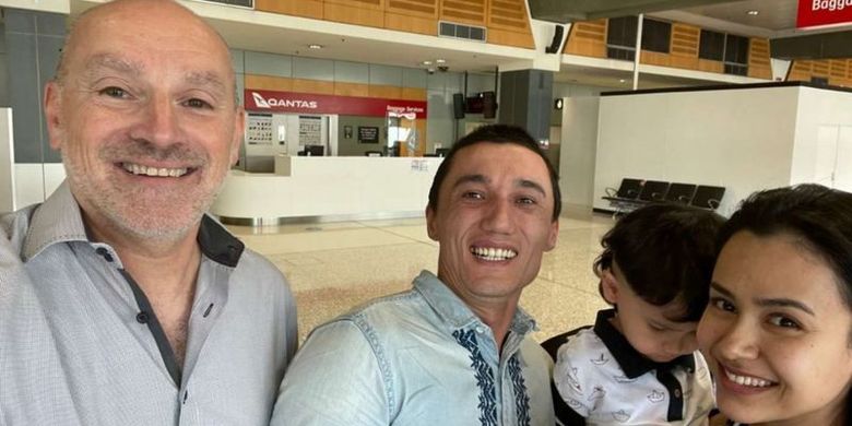 Sadam Abdusalam (tengah) dipertemukan kembali dengan istri dan anaknya di Australia pada Kamis (10/12/2020).