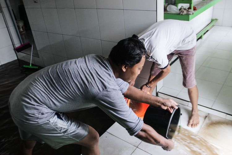 Warga mulai membersihkan kediamannya usai banjir yang melanda di Jalan Pusdiklat Depnaker, Makasar, Jakarta Timur, Kamis (2/1/2020). Sebelumnya, daerah ini dilanda banjir setinggi 1,5 meter yang dimana listrik-listrik dipadamkan.