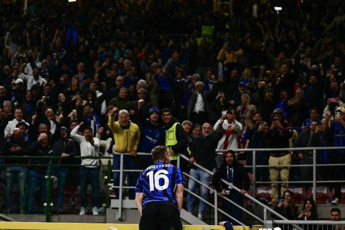 Gelandang Inter Milan Davide Frattesi merayakan gol keempat timnya selama pertandingan leg kedua semifinal Liga Champions UEFA antara Inter Milan dan FC Barcelona di stadion San Siro di Milan pada 6 Mei 2025.