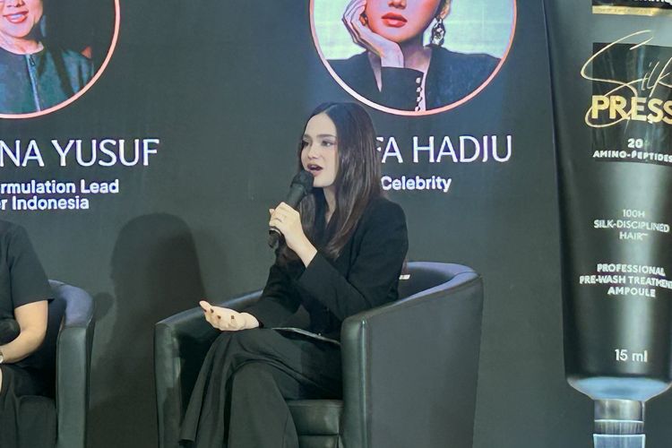 Aktris Syifa Hadju dalam Konferensi Pers Peluncuran TRESemmé Silk Press – The First Heatless Solution di Senayan City Mall, Jakarta Selatan, Kamis (9/4/2026).