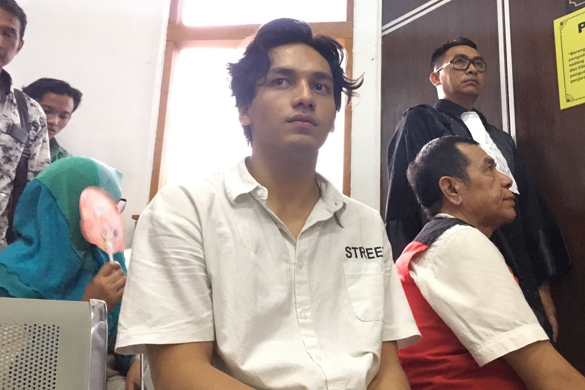 Artis peran Jefri Nichol saat mendatangi Pengadilan Negeri Jakarta Selatan, Senin (21/10/2019).