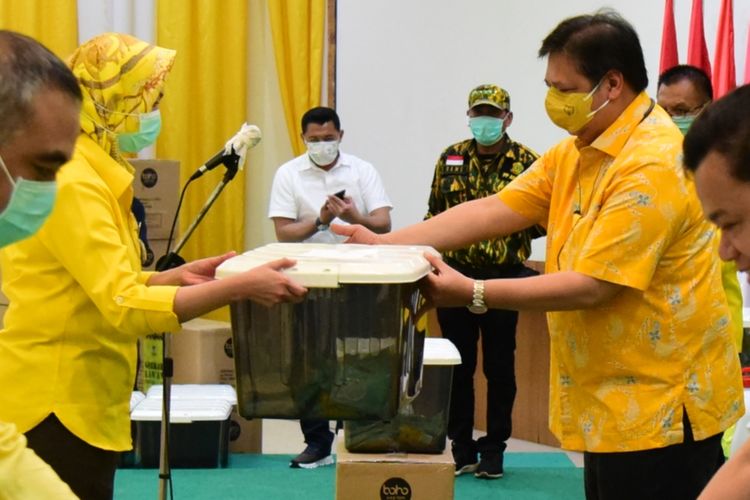 Ketua Umum Partai Golkar Airlangga Hartarto menyerahkan alat perlindungan diri (APD) paramedis saat meluncurkan gerakan Golkar Peduli Lawan Covid-19 di kantor Dewan Pimpinan Pusat (DPP) Partai Golkar, Slipi, Jakarta, Sabtu (28/3/2020).