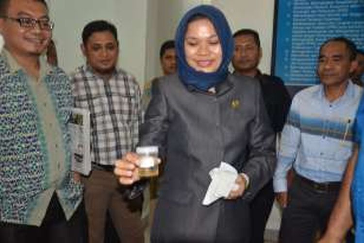 Ketua DPRD Kota Ternate, Maluku Utara Merlisa Marsaoly didampingi anggota dewan lainnya menyerahkan sampel urine kepada petugas BNNP di gedung DPRD, Selasa (19/4/2016)