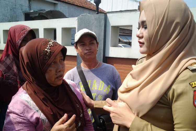 Bupati kendal Jawa Tengah, Mirna Anissa, saat berdialog dengan warga.  