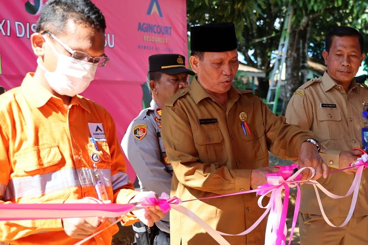 General Manager Operations PTAR Rahmat Lubis (kiri) meresmikan aula yang mereka bangun. 