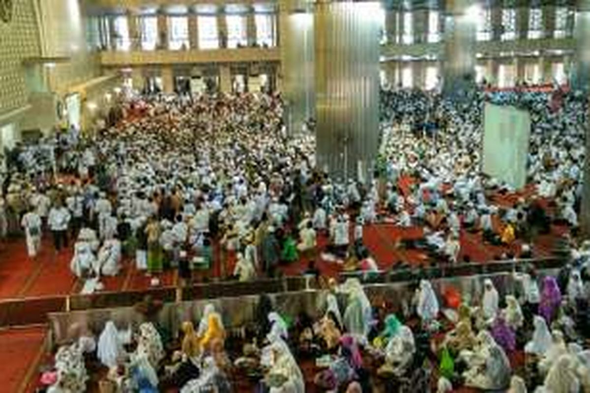 Ormas Front Pembela Islam (FPI) dan ormas lainnya berkumpul di Masjid Istiqlal, Jakarta Pusat, Minggu (18/9/2016). Mereka ingin Jakarta punya pemimpin baru pada 2017 nanti.