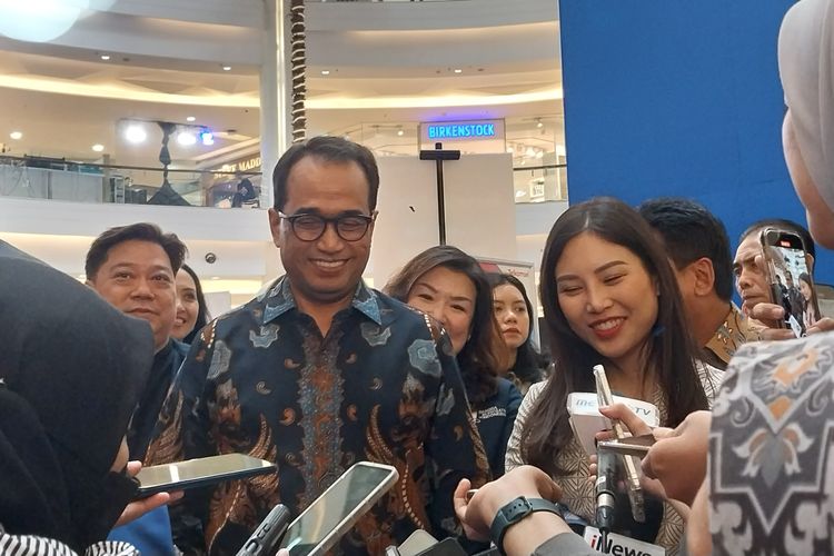 Menteri Perhubungan Budi Karya Sumadi didampingi Wamenparekraf Angela Tanoesoedibjo usai membuka event Di Indonesia Aja Travel Fair (DIATF), Jakarta, Jumat (19/5/2023).