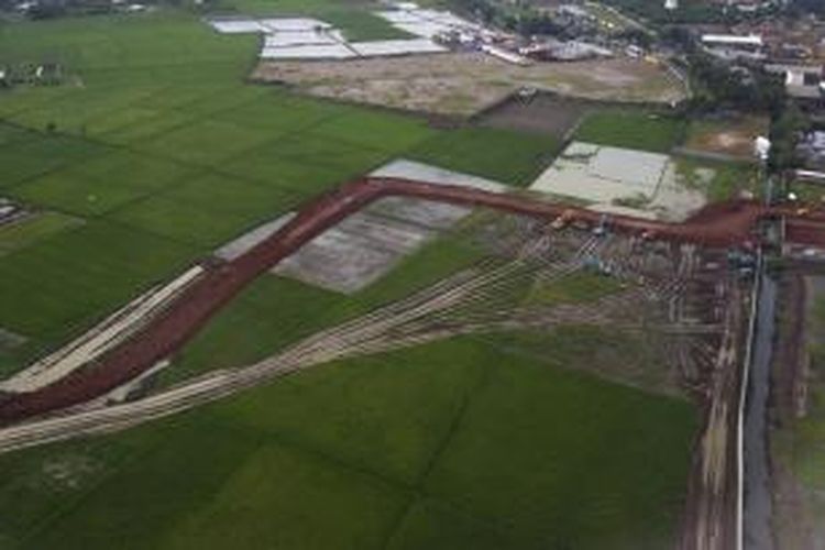 Alat berat meratakan areal persawahan di Tangerang, Banten, Jumat (22/2/2013). Pengembangan kawasan industri dan perumahan berpengaruh terhadap pengurangan lahan pangan dan kondisi masyarakat.  