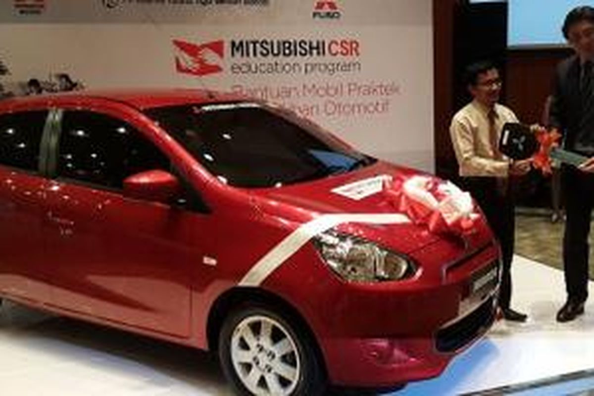 Mitsubishi Indonesia berikan MIrage buat 8 sekolah