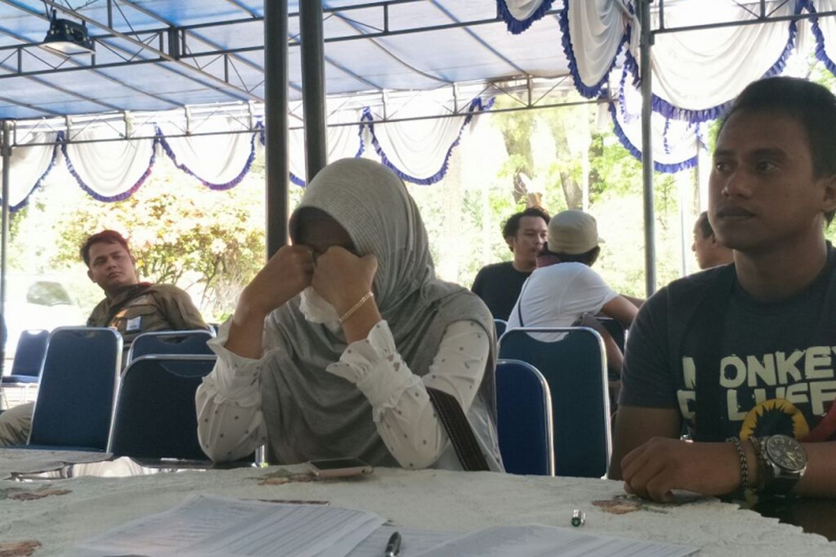 Tri Nurhadi dan Sisfiarsih, keluarga korban pesawat jatuh Lion Air JT 610 melapor ke Posko Halim, Selasa (30/10/2018). 