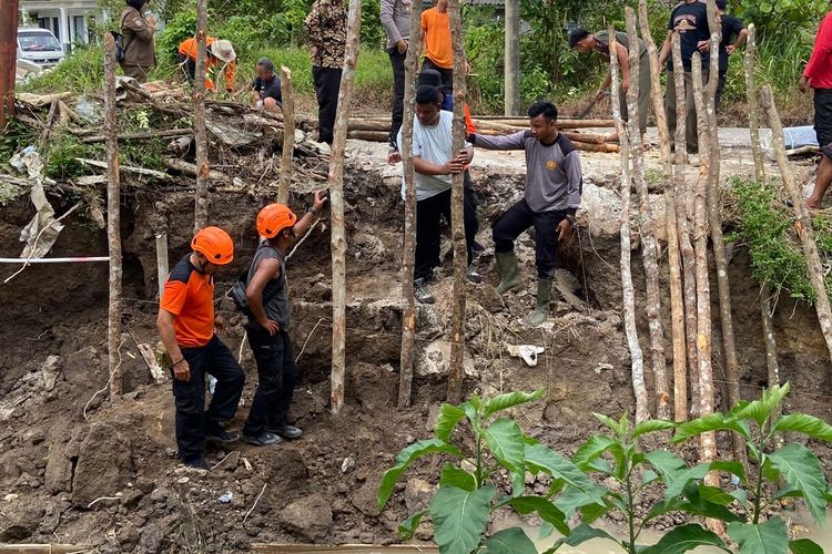 Badan jalan di Desa Puput, Bangka Barat ambruk terkena abrasi, warga gotong royong pasang tiang pancang dari kayu, Kamis (2/2/2023). *** Local Caption *** Badan jalan di Desa Puput, Bangka Barat ambruk terkena abrasi, warga gotong royong pasang tiang pancang dari kayu, Kamis (2/2/2023).