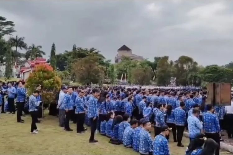 Bupati Landak Murka, Pastikan Sanksi ASN yang Main HP dan Merokok Saat Upacara 17 Agustus