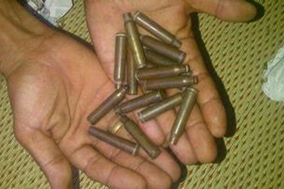 Warga menunjukkan selongsong peluru yang ditemukan setelah konflik warga dengan perusahaan sawit PS BSMI, Jumat (16/12/2011). Ini menunjukkan bagaimana polisi bertindak November 2010.