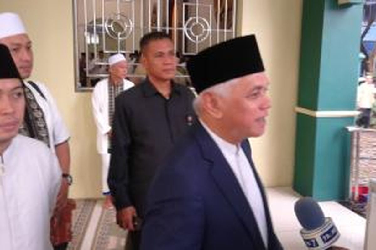 Hatta Rajasa setelah melaksanakan Shalat Ied di Masjid Nurul Afiah RSUP Fatmawati, Cilandak, Jakarta Selatan, Senin (28/7/2014).