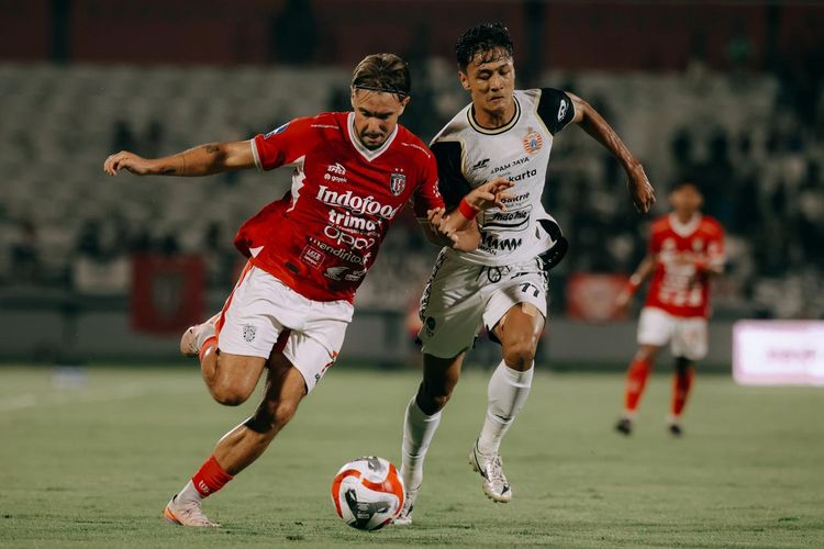 Thijmen Goppel dibayangi Dony Tri Pamungkas dalam partai Super League 2025-2026 Bali United vs Persija di Stadion Kapten I Wayan Dipta, Gianyar, Minggu (15/2/2026).