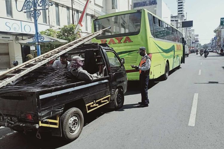Puluhan bus Angkutan Antarkota Dalam Provinsi (AKDP) di Kota Solo, Jawa Tengah, terjaring razia gabungan Dinas Perhubungan (Dishub), Kamis (15/8/2022).