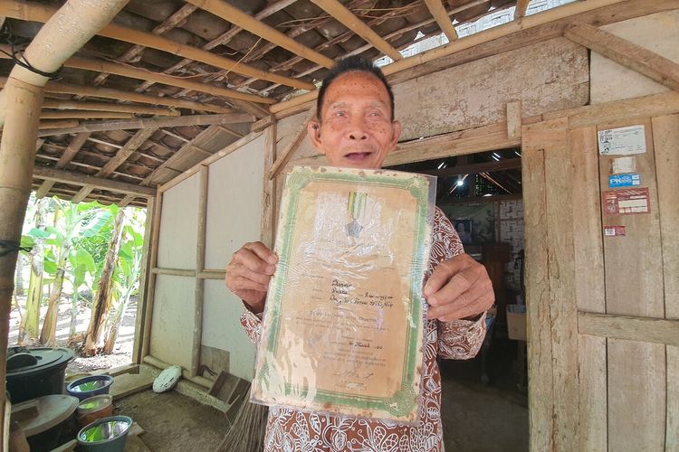 Sarno menunjukkan piagam di rumahnya Susukan II, Genjahan, Ponjong, Gunungkidul. Jumat (2/8/2024)