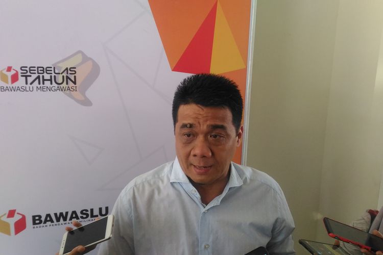 Anggota Badan Pemenangan Nasional (BPN) Riza Patriasaat ditemui di kantor Badan Pengawas Pemilu (Bawaslu), Jakarta Pusat, Kamis (11/4/2019).  