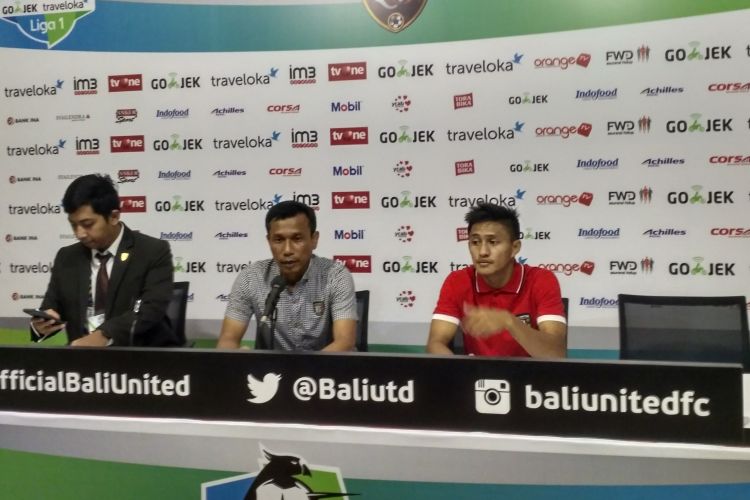 Pelatih Bali United Widodo C. Putro (tengah) saat memberikan keterangan pers usai anak asuhnya menang 3-1 atas Perseru Serui, Minggu (3/6/2017)