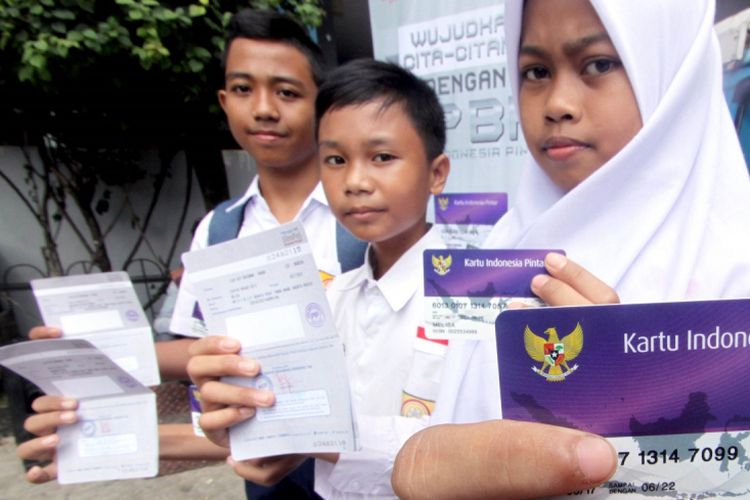 Sejumlah siswa menunjukan Kartu Indonesia Pintar (KIP) beserta buku rekening tabungan BRI dalam sosialisasi dan percepatan pencairan dana Program Indonesia Pintar (PIP) di SMP Negeri 4, Kota Bogor, Jawa Barat, Rabu (2/8).  Kemendikbud melalui Direktorat Pembinaan Sekolah Menengah Pertama menggelar sosialisasi sekaligus percepatan pencairan dana PIP secara serentak di berbagai kabupaten atau kota di seluruh Indonesia, agar siswa dari keluarga tidak mampu dapat menggunakan manfaat PIP untuk keperluan sekolah secepatnya. ANTARAFOTO/Yulius Satria Wijaya/aww/17.