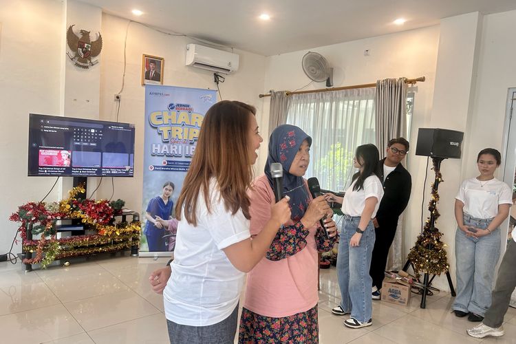 Momen perayaan Jernih Berbagi Charitrip Spesial Hari Ibu di Panti Werdha Wisma Mulia, Jakarta Barat, bersama Kompas.com dan Tim Volunteer Generasi Jernih, Senin (22/12/2025).
