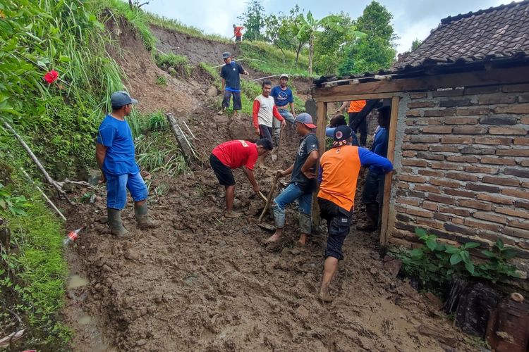 LONGSOR--Hujan semalaman yang terjadi Selasa (1/11/2022) mengakibatkan bencana banjir dan tanah longsor menerjang Kabupaten Madiun, Jawa Timur, Rabu (2/11/2022). Tanah longsor menerjang rumah warga Dusun Kepuh, Desa Ngranget, Kecamatan Dagangan. 