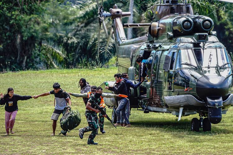 Sejumlah tenaga kesehatan (Nakes) korban penyerangan Kelompok Kriminal Bersenjata (KKB) turun dari helikopter milik TNI AD di Lapangan Frans Kaisepo Makodam XVII Cenderawasih, Kota Jayapura, Papua, Jumat (17/9/2021). Sembilan dari 11 tenaga kesehatan Puskesmas Kiwirok, Kabupaten Pegunungan Bintang yang menjadi korban penyerangan KKB pada Senin (13/9/2021) di evakuasi ke Jayapura untuk menjalani perawatan di Rumah Sakit Marthen Indey, Kota Jayapura. ANTARA FOTO/Indrayadi TH/hp.
