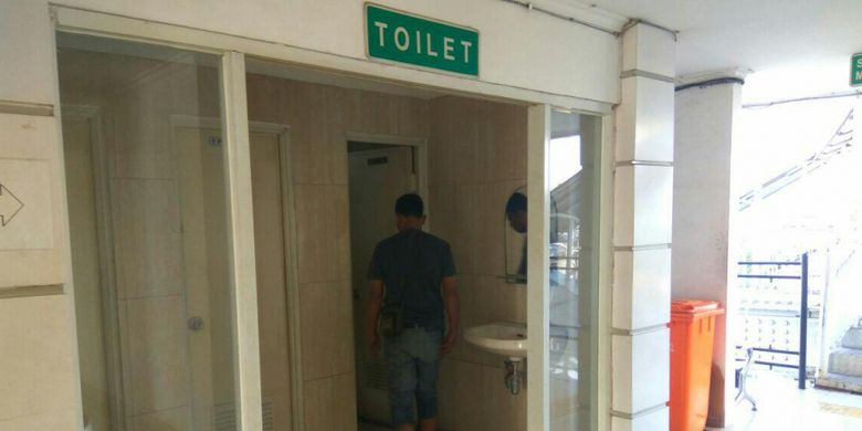 Kondisi toilet di lantai 2 Terminal Manggarai yang hanya berfungsi 1 toilet dari 3 toilet yang ada, Selasa (20/3/2018).