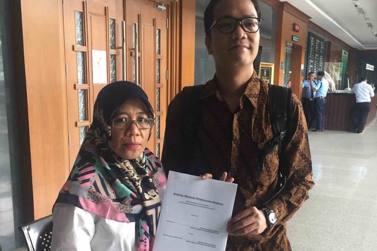 Koalisi Masyarakat Menolak Swastanisasi Air Jakarta (KMMSAJ) mengajukan kontra memori peninjauan kembali (PK) dalam perkara swastanisasi air Jakarta di Pengadilan Negeri Jakarta Pusat, Selasa (5/6/2018). Pengajuan kontra memori PK itu  merupakan tanggapan atas memori PK yang telah diajukan sebelumnya  oleh Kementerian Keuangan guna upaya hukum atas dimenangkannya gugatan KMMSJA di Mahkamah Agung. Dalam putusannya, MA mengabulkan gugatan koalisi yang menolak swastanisasi air di Jakarta.