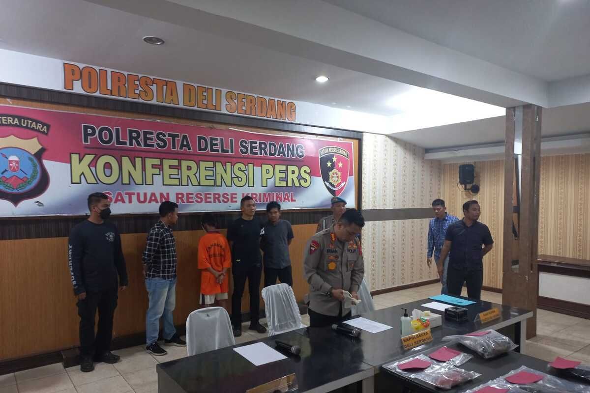 Kapolresta Deli Serdang, Kombes Pol Irsan Sinuhaji pada Kamis (23/2/2023) pagi memaparkan personel Satreskrim Polresta Deli Serdang berhasil meringkus remaja pria berinisial AP (17) atas pembunuhan terhadap tetangganya yang masih balita. Motif pembunuhan itu, pelaku ingin mencabuli korban setelah nonton film porno. Pelaku mencabuli korban hingga pingsan bahkan setelah tidak bernyawa.