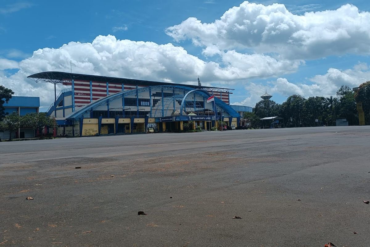 Situasi Stadion Kanjuruhan pasca tragedi tampak sepi.
