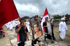 Umat Hindu Jalani Ruwatan Bangsa di Candi Penataran, Arak Foto Presiden Soekarno dan Gajah Mada