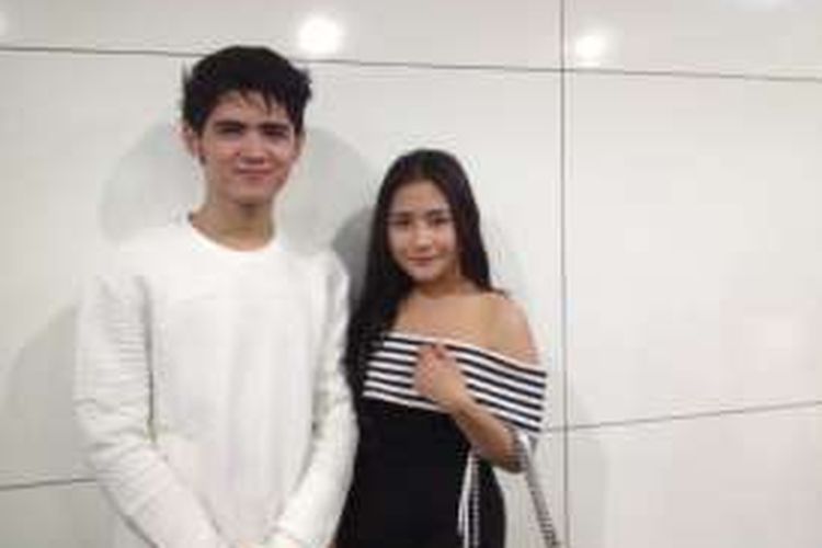 
Aliando Syarief dan Prilly Latuconsina menghadiri konferensi pers Indonesian Box Office Movie Awards (IBOMA), di Senayan City, Jakarta Selatan, Selasa (8/3/2016).
