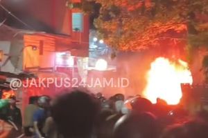 Tawuran Warga Membara di Tanah Abang, 2 Gerobak Buah Terbakar
