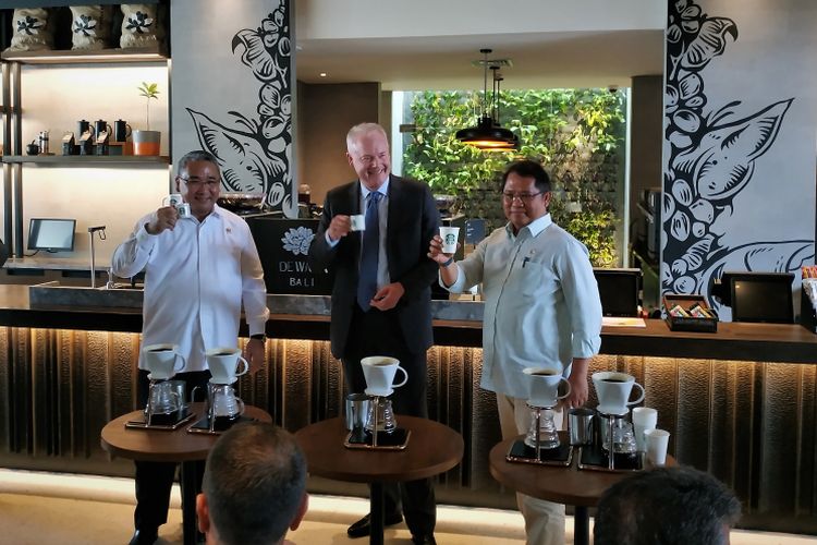 Menteri Desa, Pembangunan Desa Tertinggal dan Transmigrasi Eko Putro Sandjojo,  Kevin Johnson, CEO of Starbucks, dan Menteri Komunikasi dan Informatika Rudiantara bersulang bersama saat meresmikan Starbucks Reserve Dewata, Sabtu (12/1/2019)